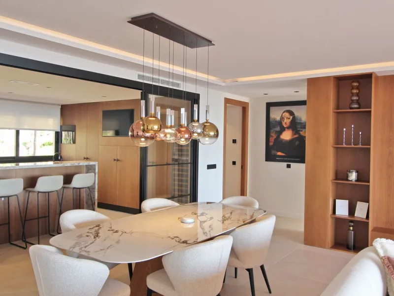 This exclusive renovated apartment is located in the prestigious Magna Marbella complex, in Nueva Andalucía, and stands out for its spectacular open views of the Mediterranean Sea, Gibraltar, and the surrounding golf courses. Ready to move in, it combines