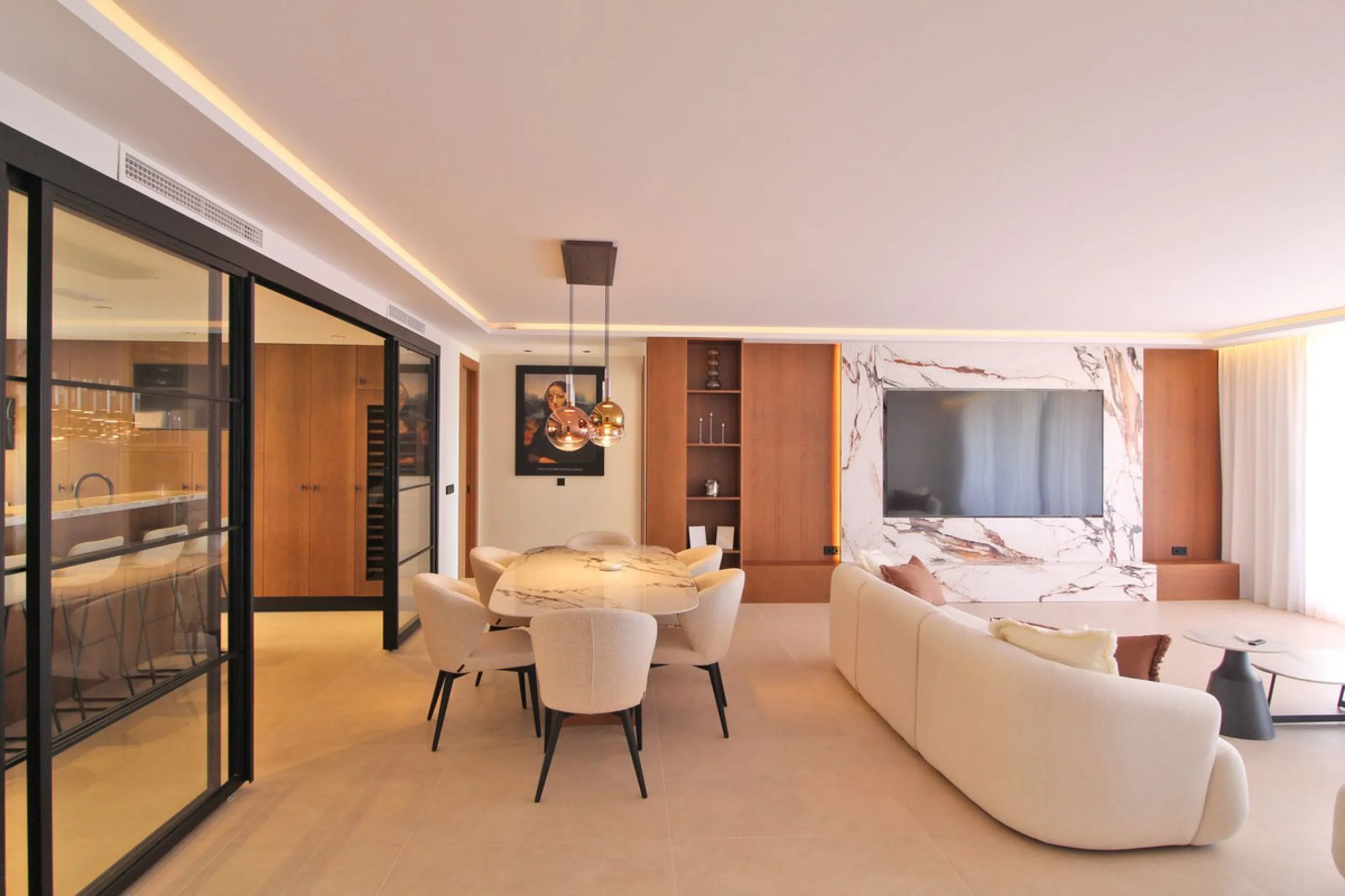 This exclusive renovated apartment is located in the prestigious Magna Marbella complex, in Nueva Andalucía, and stands out for its spectacular open views of the Mediterranean Sea, Gibraltar, and the surrounding golf courses. Ready to move in, it combines