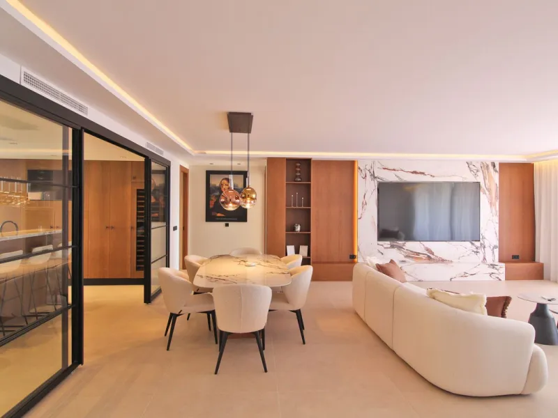 This exclusive renovated apartment is located in the prestigious Magna Marbella complex, in Nueva Andalucía, and stands out for its spectacular open views of the Mediterranean Sea, Gibraltar, and the surrounding golf courses. Ready to move in, it combines