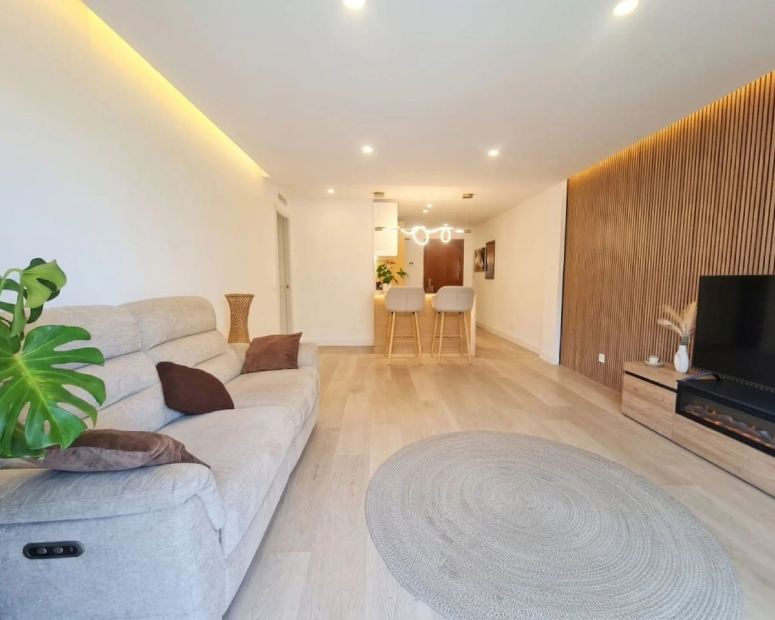NEWLY RENOVATED apartment in the CENTER of FUENGIROLA, meters from the SEA.