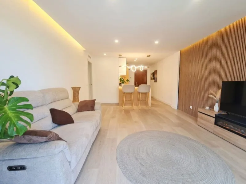 NEWLY RENOVATED apartment in the CENTER of FUENGIROLA, meters from the SEA.
