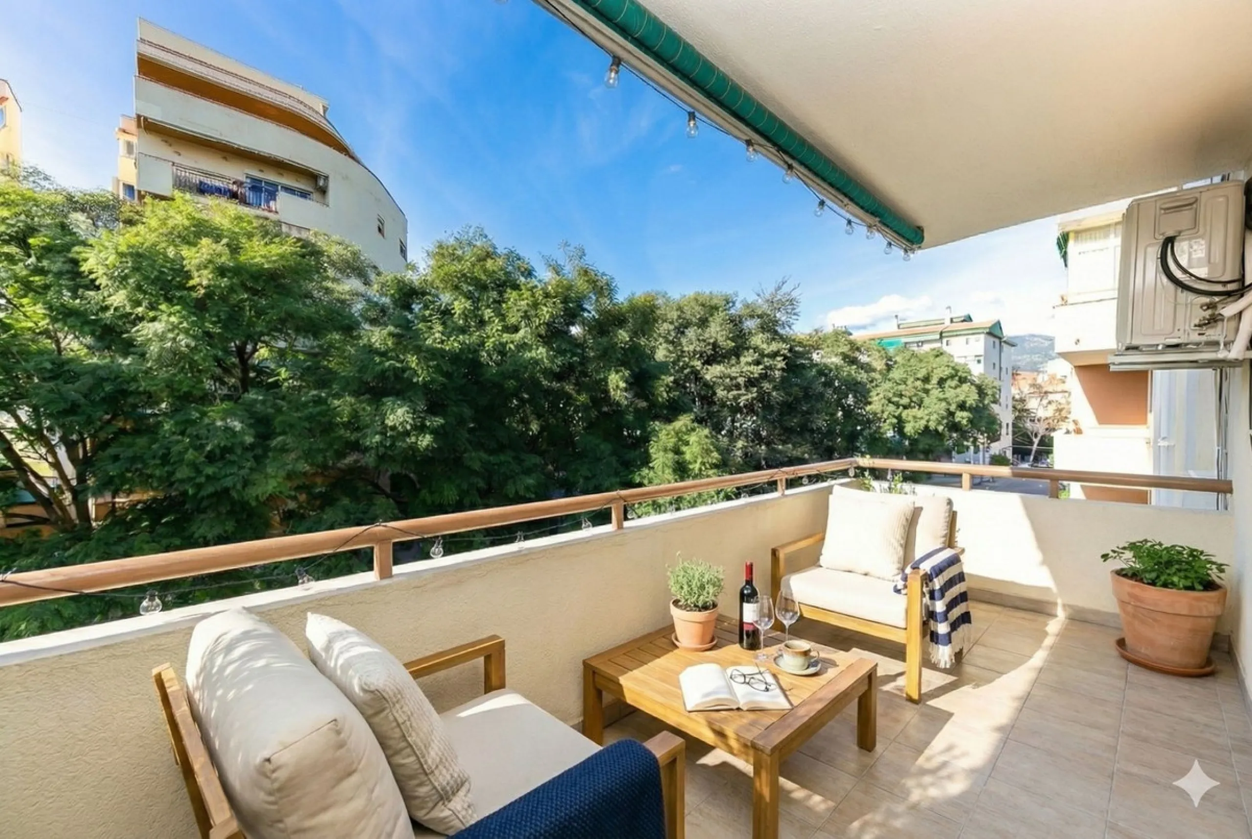 NEWLY RENOVATED apartment in the CENTER of FUENGIROLA, meters from the SEA.