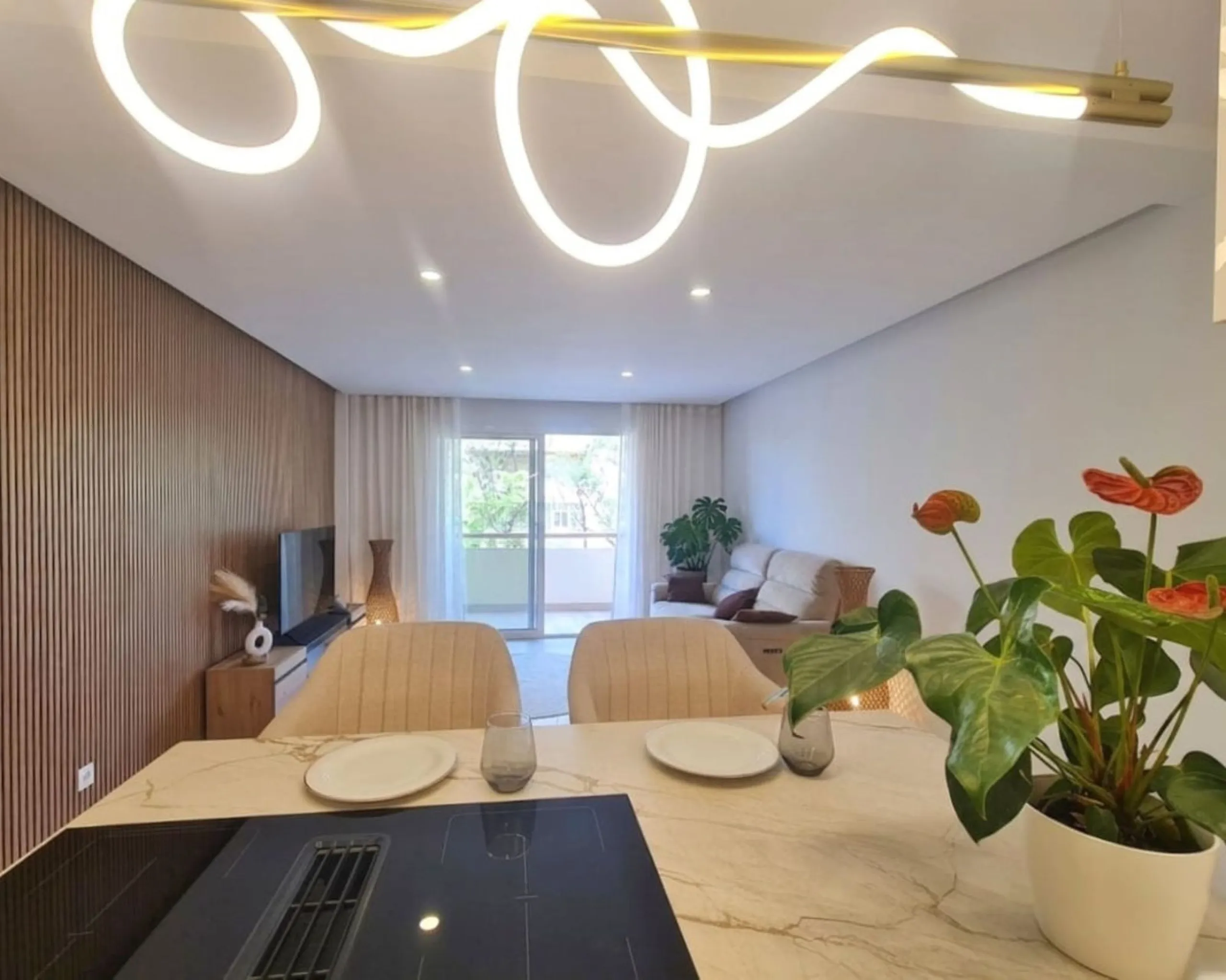 NEWLY RENOVATED apartment in the CENTER of FUENGIROLA, meters from the SEA.