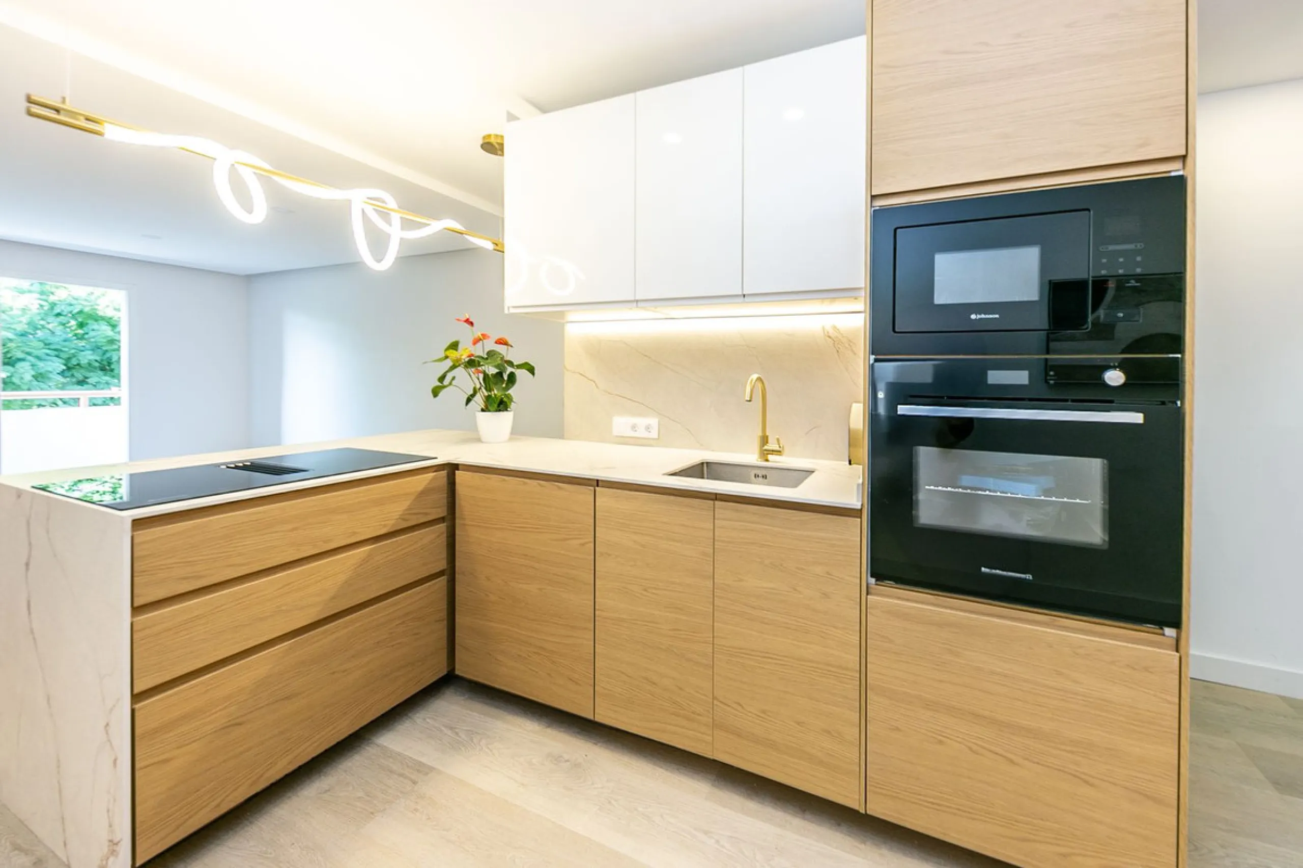 NEWLY RENOVATED apartment in the CENTER of FUENGIROLA, meters from the SEA.