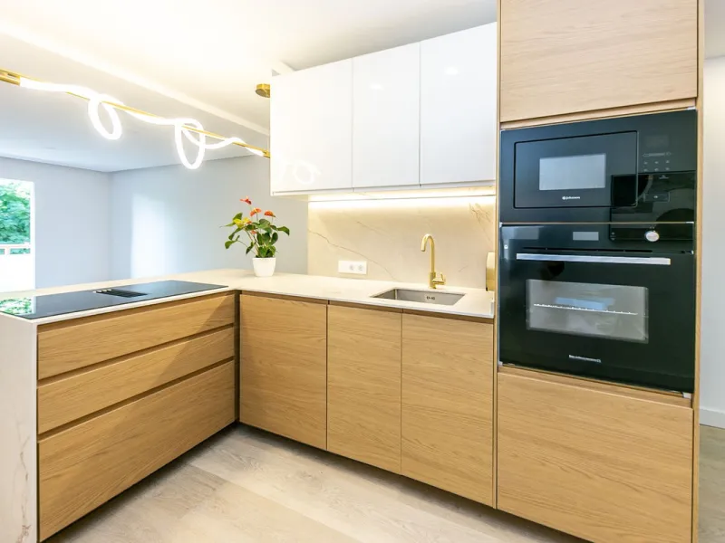 NEWLY RENOVATED apartment in the CENTER of FUENGIROLA, meters from the SEA.