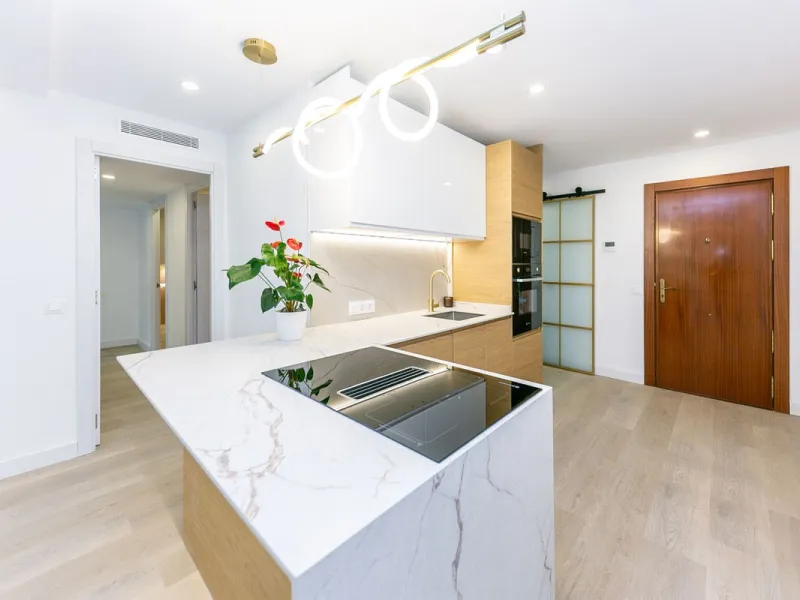 NEWLY RENOVATED apartment in the CENTER of FUENGIROLA, meters from the SEA.