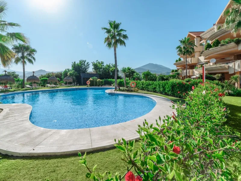 This exclusive renovated apartment is located in the prestigious Magna Marbella complex, in Nueva Andalucía, and stands out for its spectacular open views of the Mediterranean Sea, Gibraltar, and the surrounding golf courses. Ready to move in, it combines