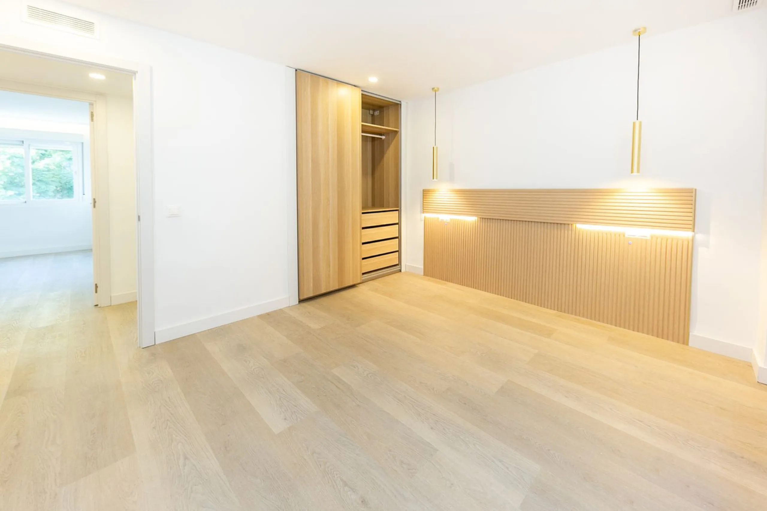 NEWLY RENOVATED apartment in the CENTER of FUENGIROLA, meters from the SEA.