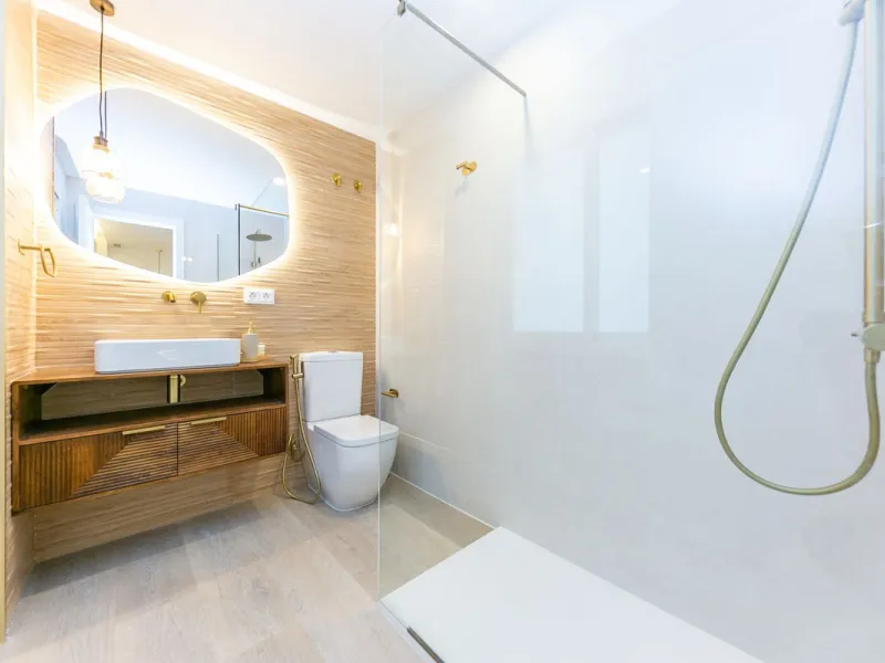 NEWLY RENOVATED apartment in the CENTER of FUENGIROLA, meters from the SEA.