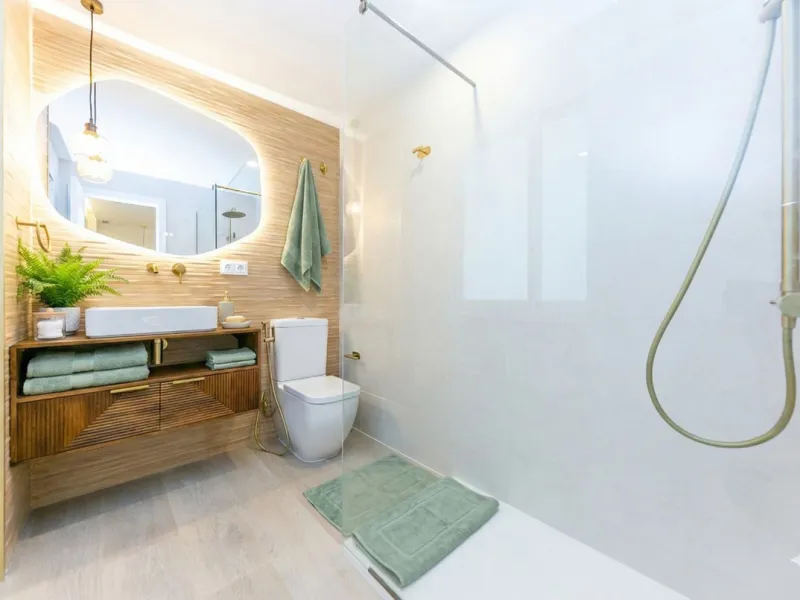 NEWLY RENOVATED apartment in the CENTER of FUENGIROLA, meters from the SEA.