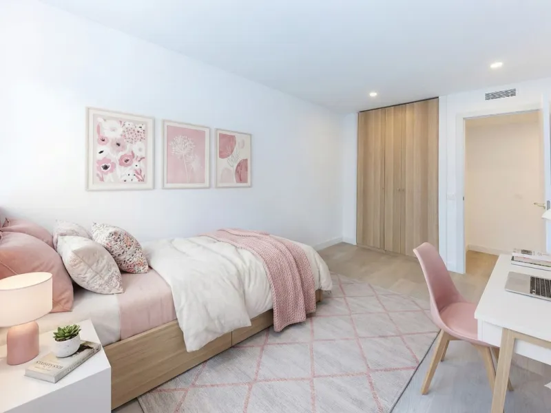 NEWLY RENOVATED apartment in the CENTER of FUENGIROLA, meters from the SEA.