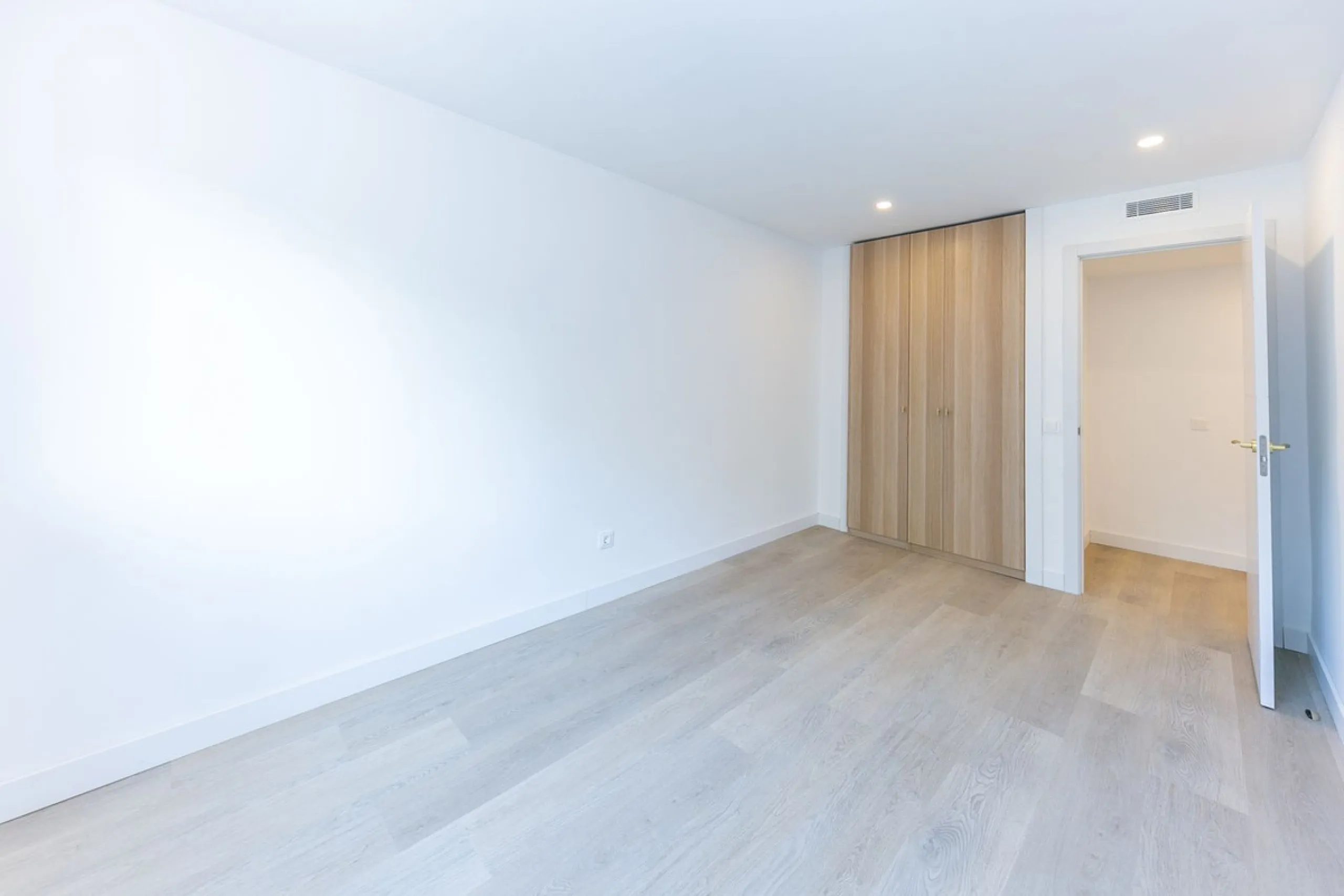 NEWLY RENOVATED apartment in the CENTER of FUENGIROLA, meters from the SEA.
