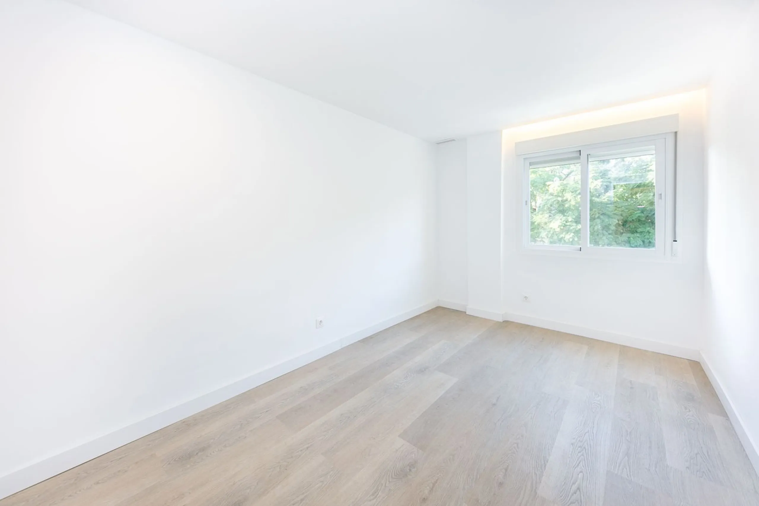 NEWLY RENOVATED apartment in the CENTER of FUENGIROLA, meters from the SEA.