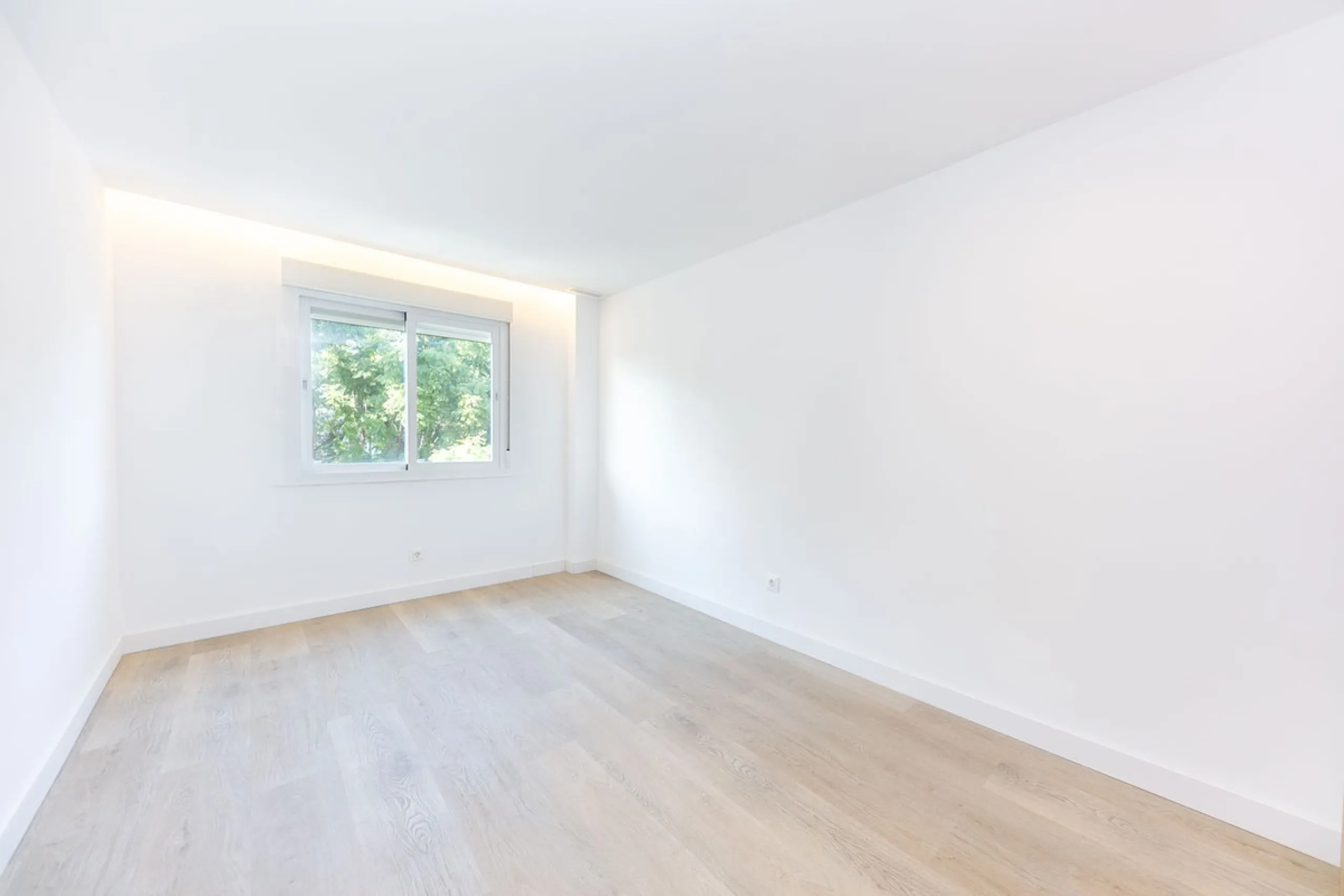 NEWLY RENOVATED apartment in the CENTER of FUENGIROLA, meters from the SEA.