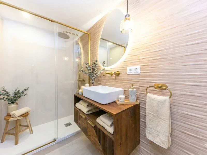 NEWLY RENOVATED apartment in the CENTER of FUENGIROLA, meters from the SEA.