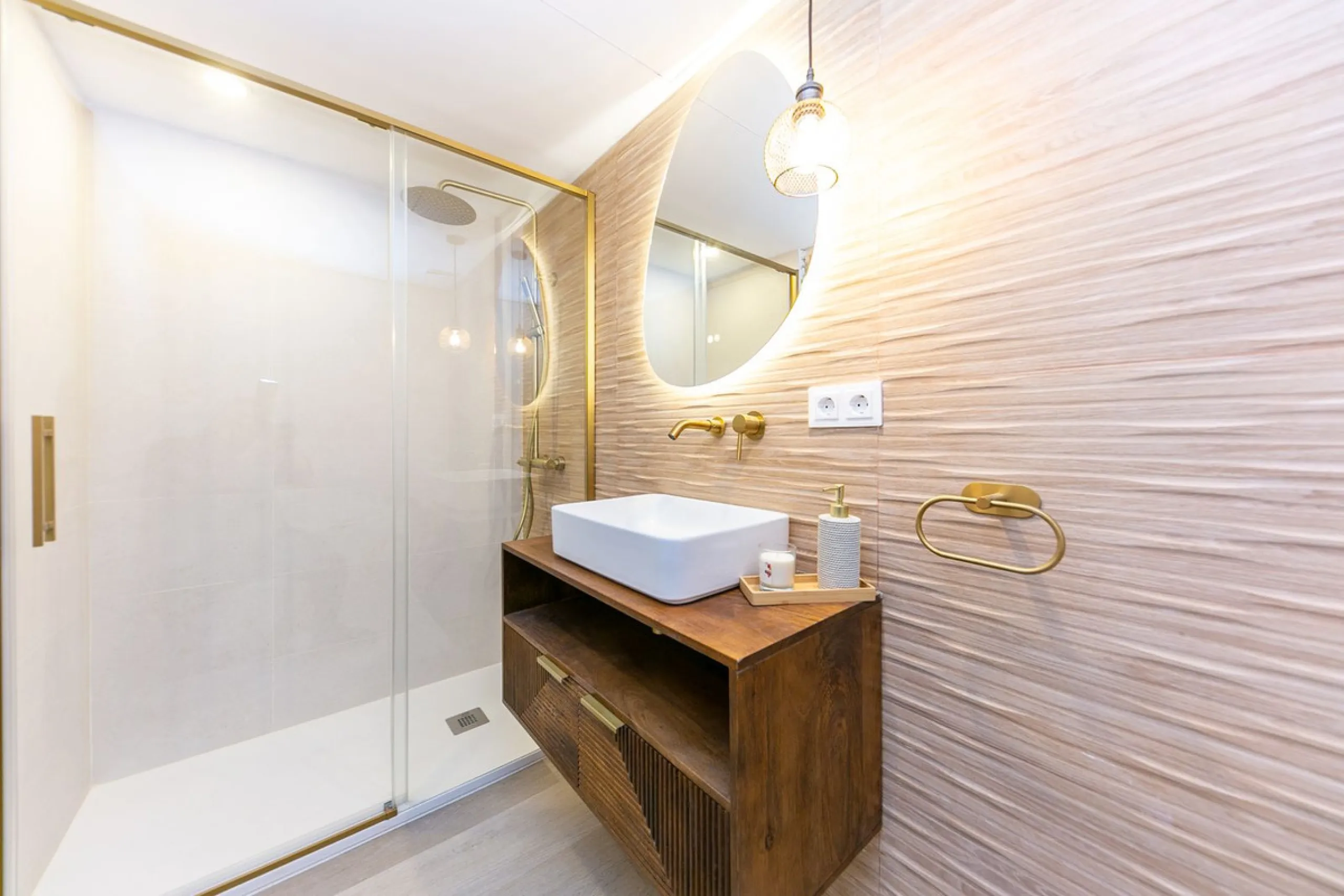NEWLY RENOVATED apartment in the CENTER of FUENGIROLA, meters from the SEA.