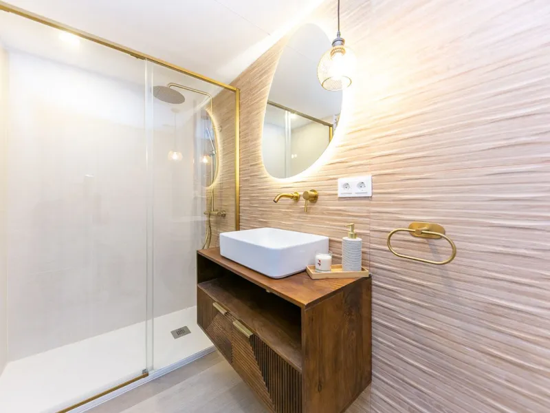 NEWLY RENOVATED apartment in the CENTER of FUENGIROLA, meters from the SEA.