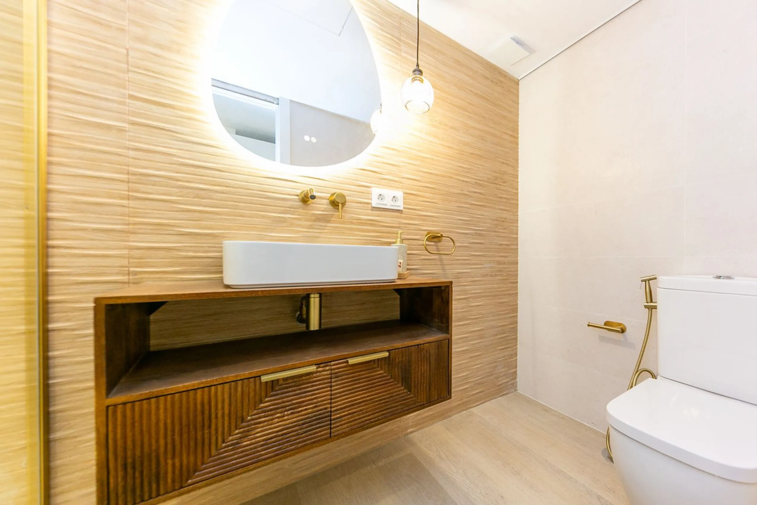 NEWLY RENOVATED apartment in the CENTER of FUENGIROLA, meters from the SEA.