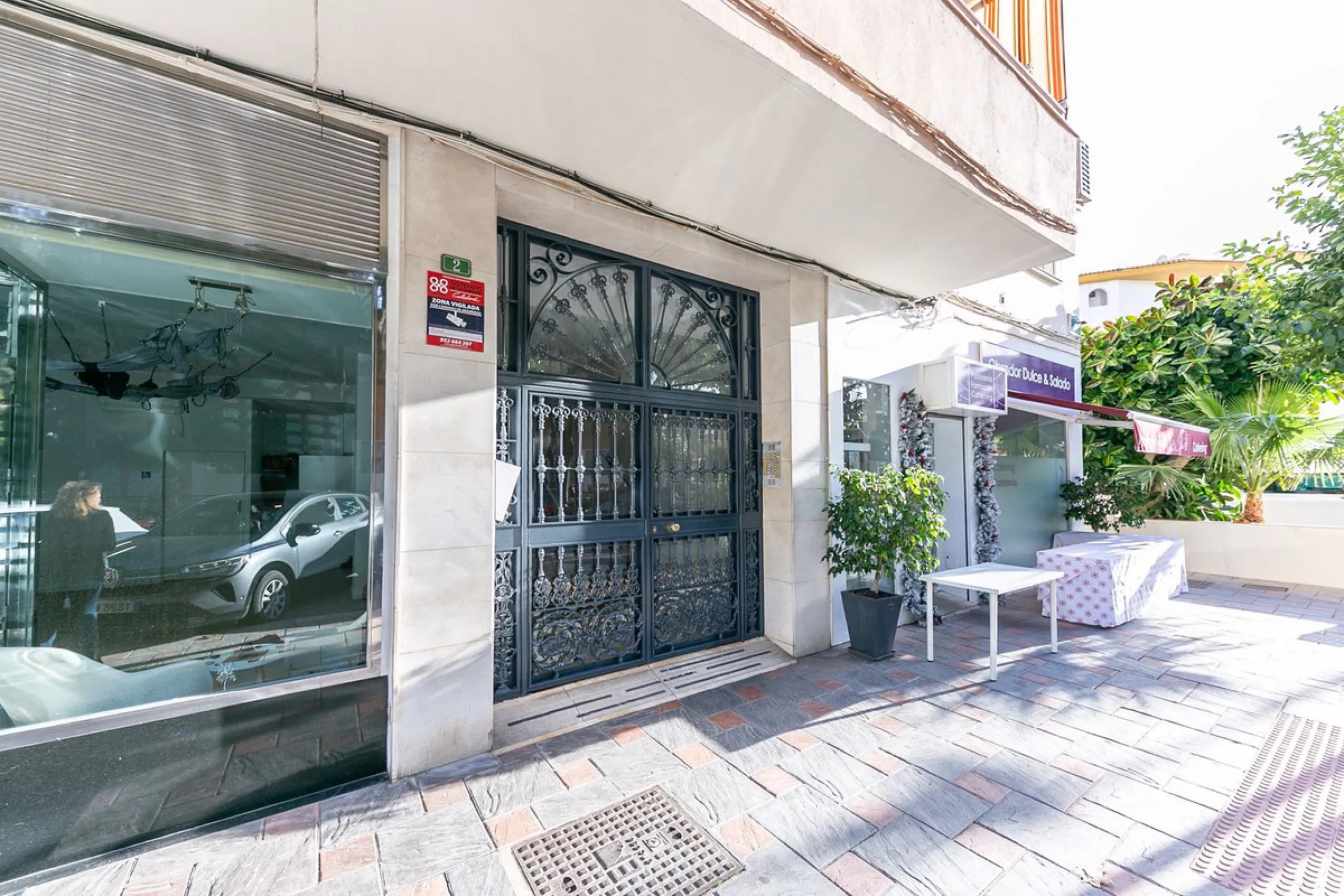 NEWLY RENOVATED apartment in the CENTER of FUENGIROLA, meters from the SEA.