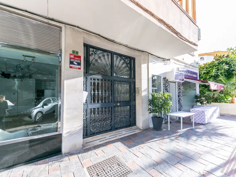 NEWLY RENOVATED apartment in the CENTER of FUENGIROLA, meters from the SEA.