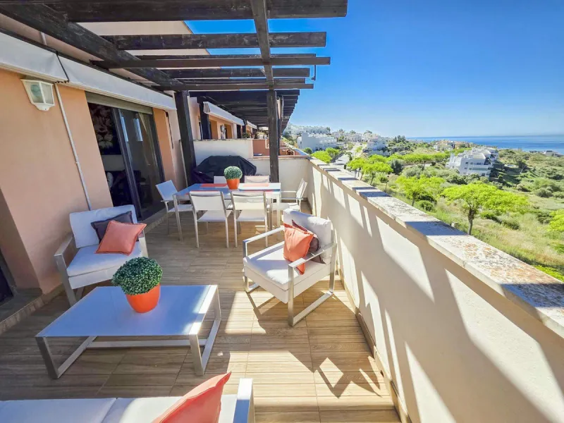 Just minutes from the world-renowned Marina de Sotogrande, in the exclusive Bahía de las Rocas/La Paloma district, lies this elegant residential complex designed for comfort, style, and relaxation.