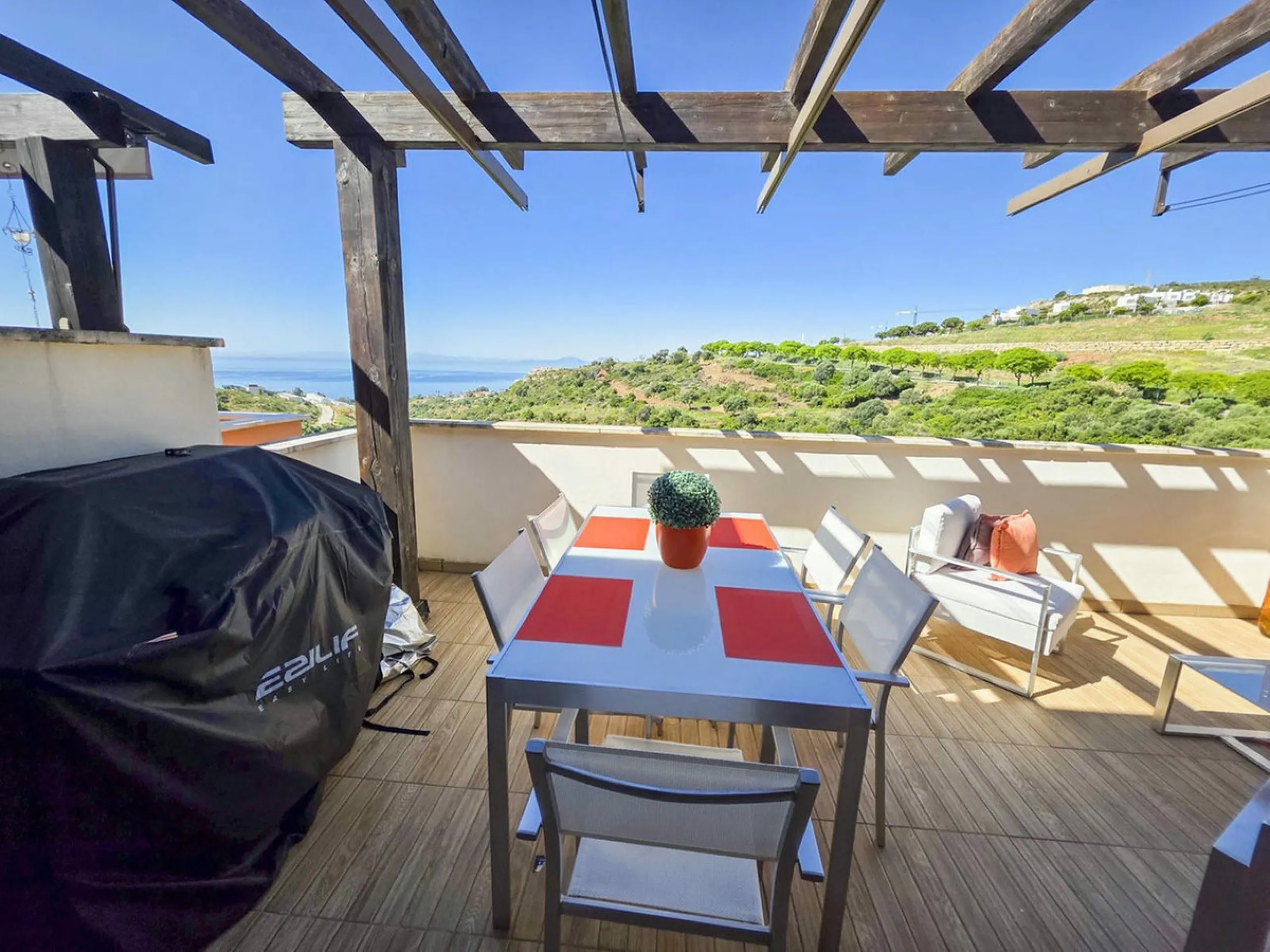 Just minutes from the world-renowned Marina de Sotogrande, in the exclusive Bahía de las Rocas/La Paloma district, lies this elegant residential complex designed for comfort, style, and relaxation.