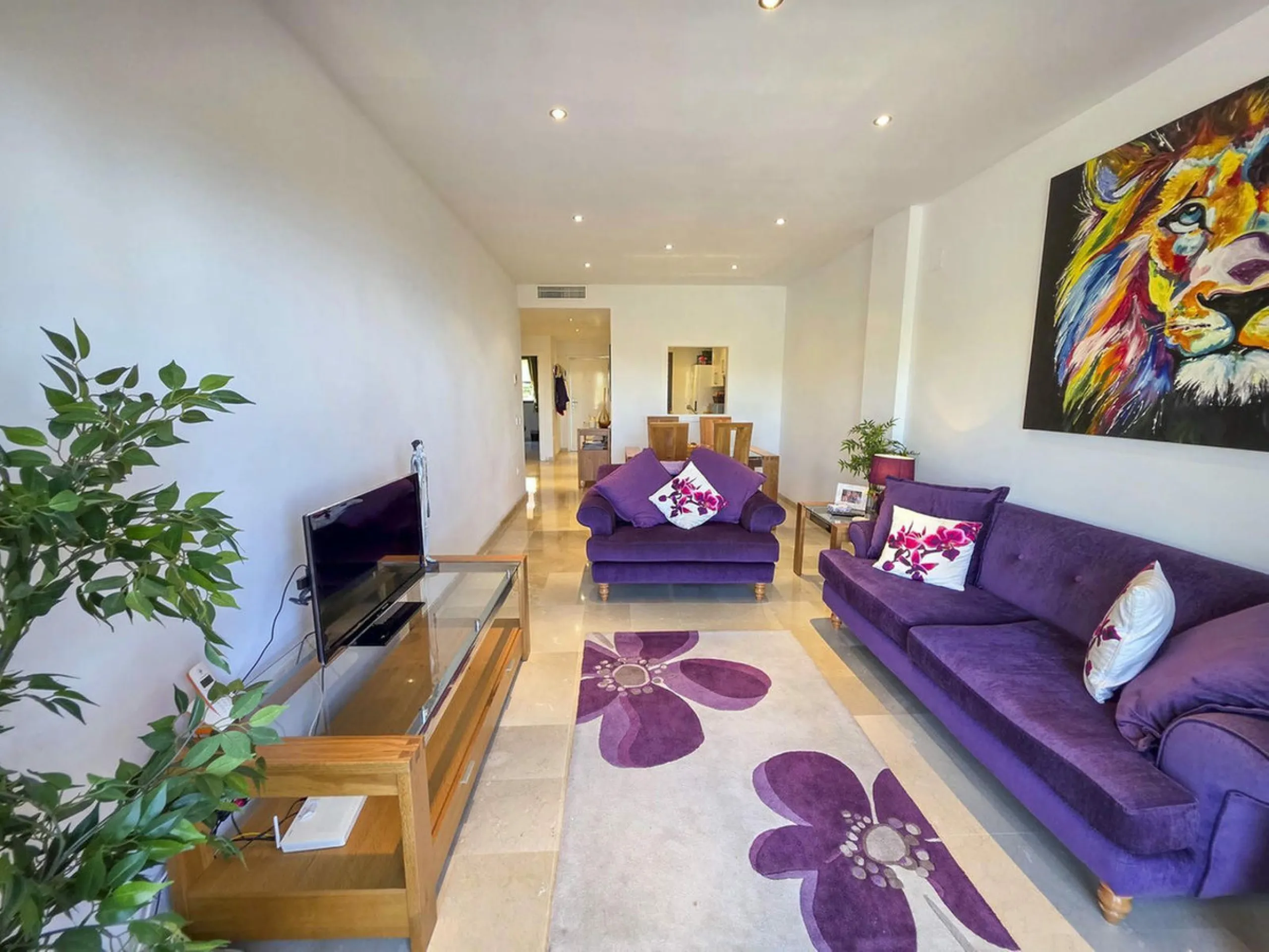 Just minutes from the world-renowned Marina de Sotogrande, in the exclusive Bahía de las Rocas/La Paloma district, lies this elegant residential complex designed for comfort, style, and relaxation.