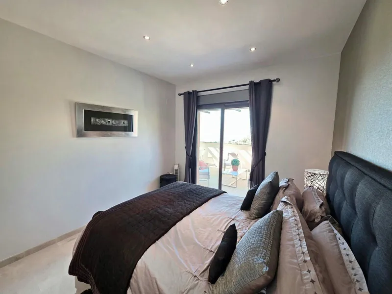 Just minutes from the world-renowned Marina de Sotogrande, in the exclusive Bahía de las Rocas/La Paloma district, lies this elegant residential complex designed for comfort, style, and relaxation.