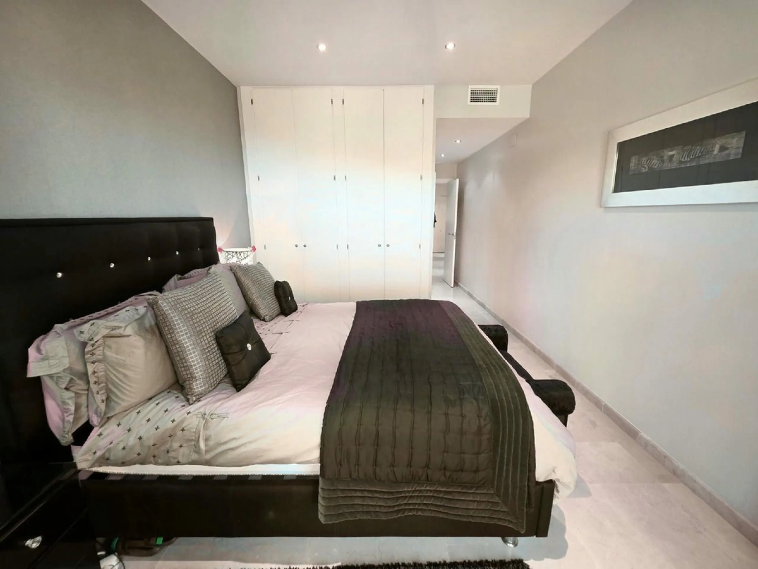 Just minutes from the world-renowned Marina de Sotogrande, in the exclusive Bahía de las Rocas/La Paloma district, lies this elegant residential complex designed for comfort, style, and relaxation.