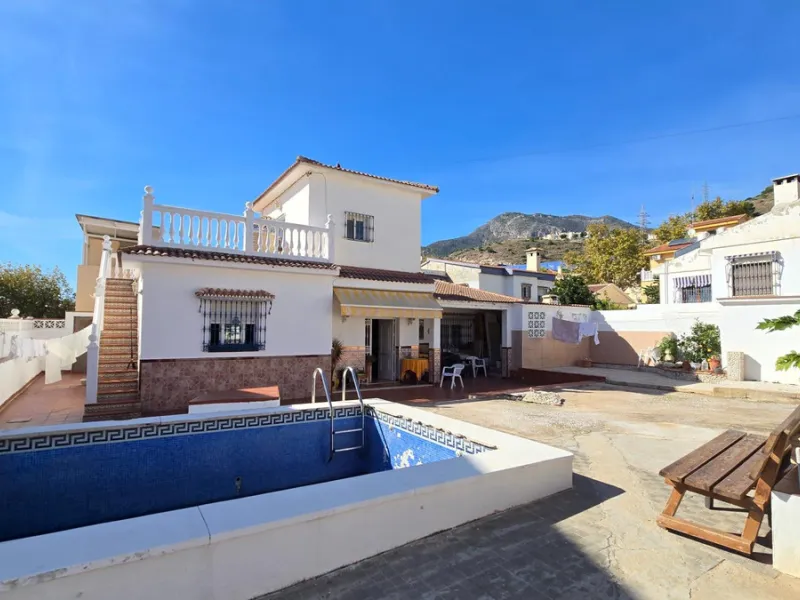 Detached villa in Benalmádena with views and pool