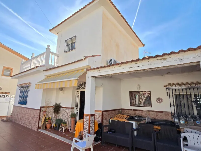Detached villa in Benalmádena with views and pool