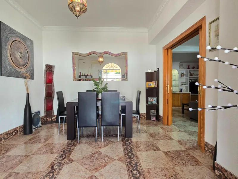 Detached villa in Benalmádena with views and pool