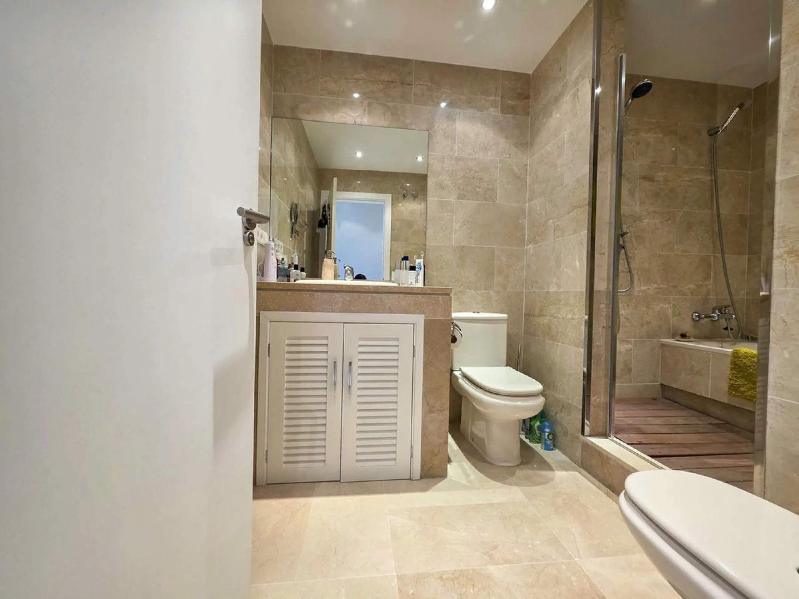 Just minutes from the world-renowned Marina de Sotogrande, in the exclusive Bahía de las Rocas/La Paloma district, lies this elegant residential complex designed for comfort, style, and relaxation.