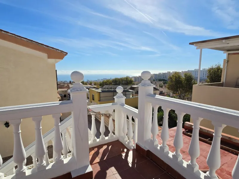 Detached villa in Benalmádena with views and pool