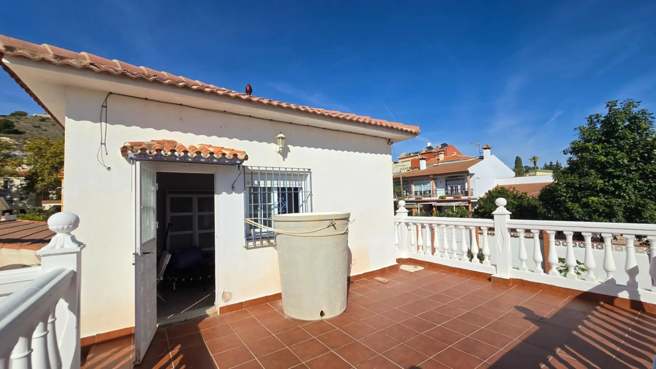 Detached villa in Benalmádena with views and pool