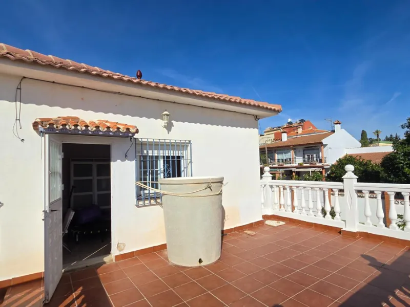 Detached villa in Benalmádena with views and pool