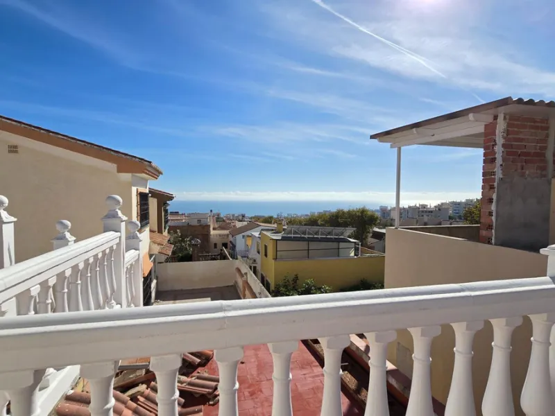 Detached villa in Benalmádena with views and pool