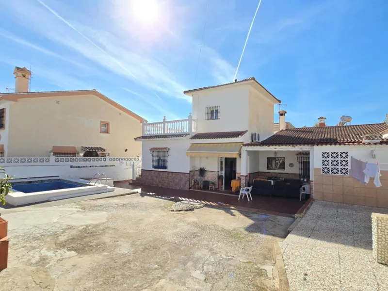 Detached villa in Benalmádena with views and pool