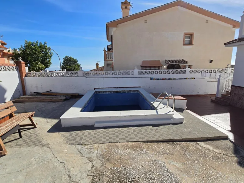 Detached villa in Benalmádena with views and pool