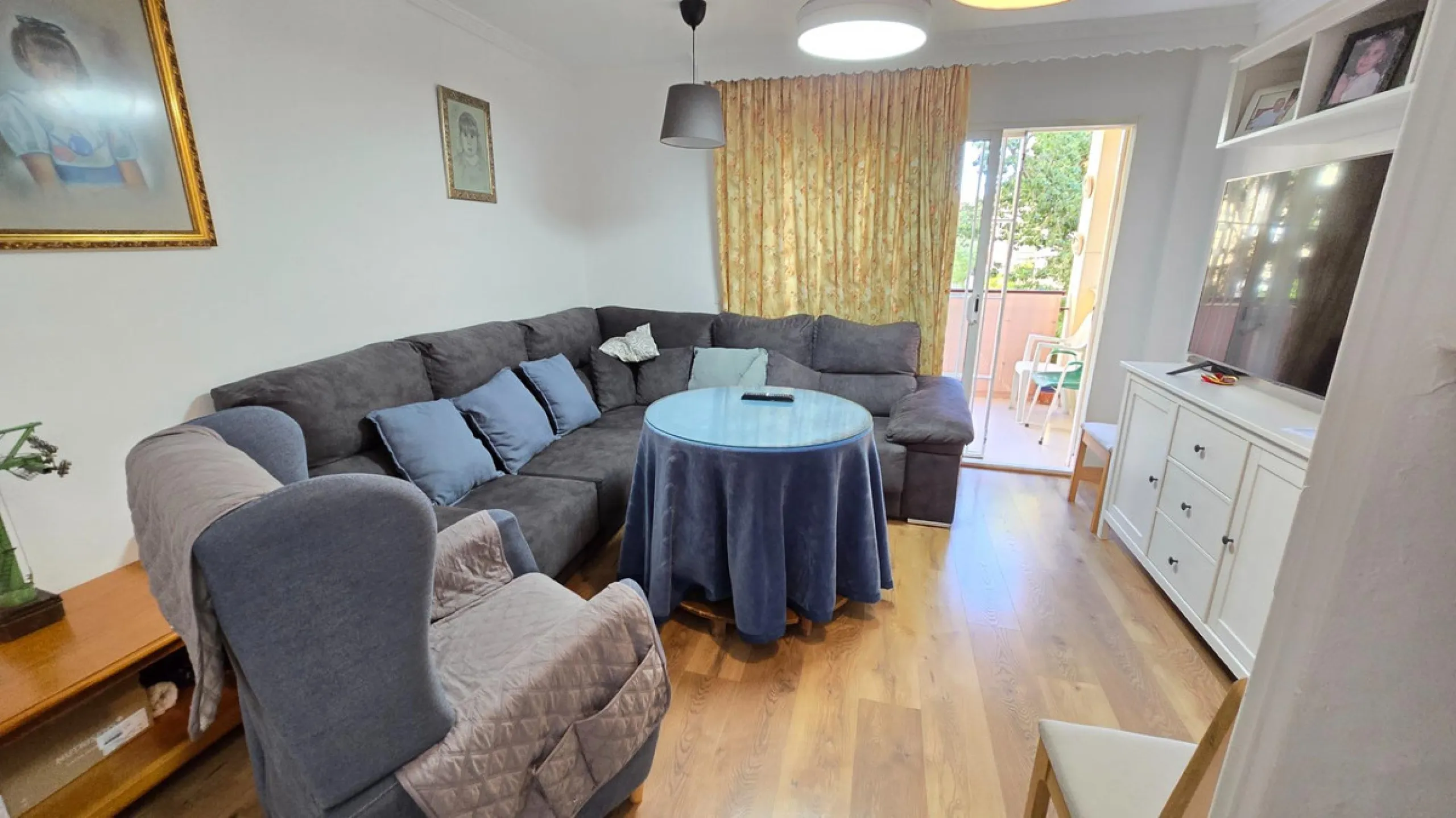 We present this spacious and bright duplex apartment located in the heart of Arroyo de la Miel, Benalmádena.