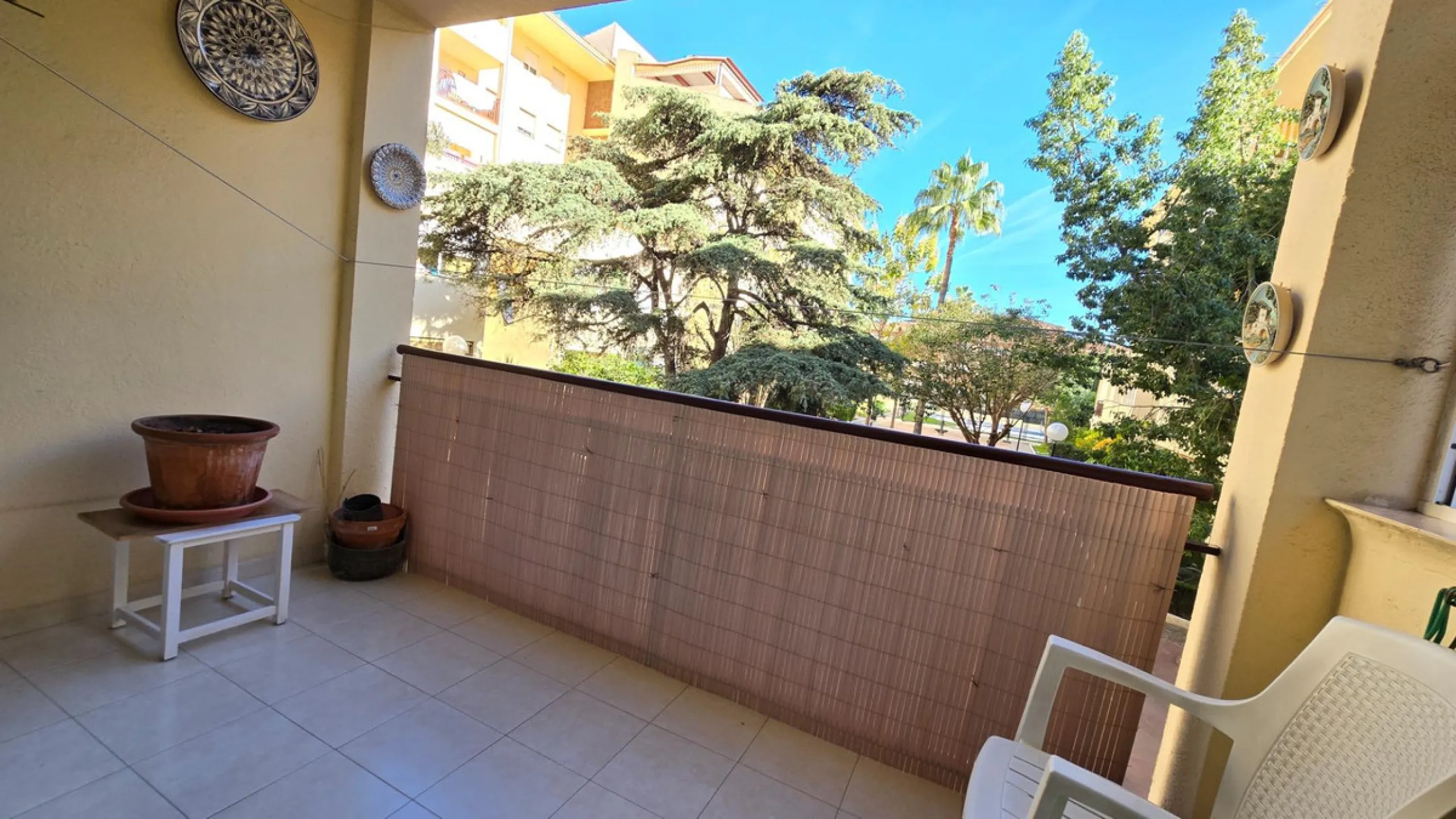 We present this spacious and bright duplex apartment located in the heart of Arroyo de la Miel, Benalmádena.