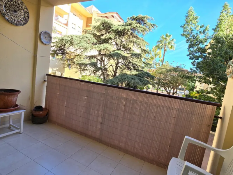 We present this spacious and bright duplex apartment located in the heart of Arroyo de la Miel, Benalmádena.