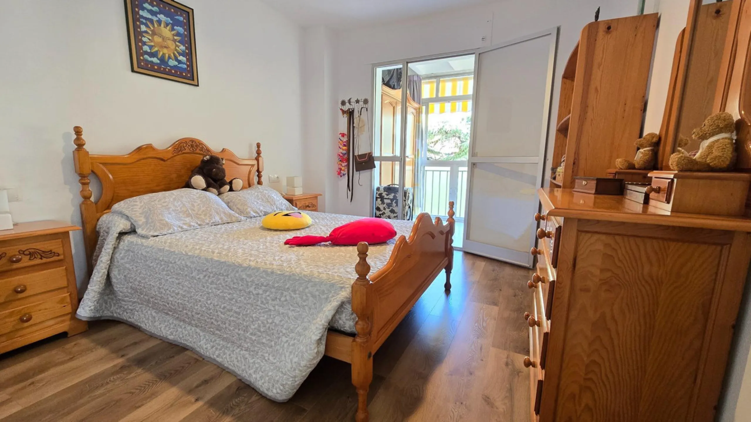 We present this spacious and bright duplex apartment located in the heart of Arroyo de la Miel, Benalmádena.