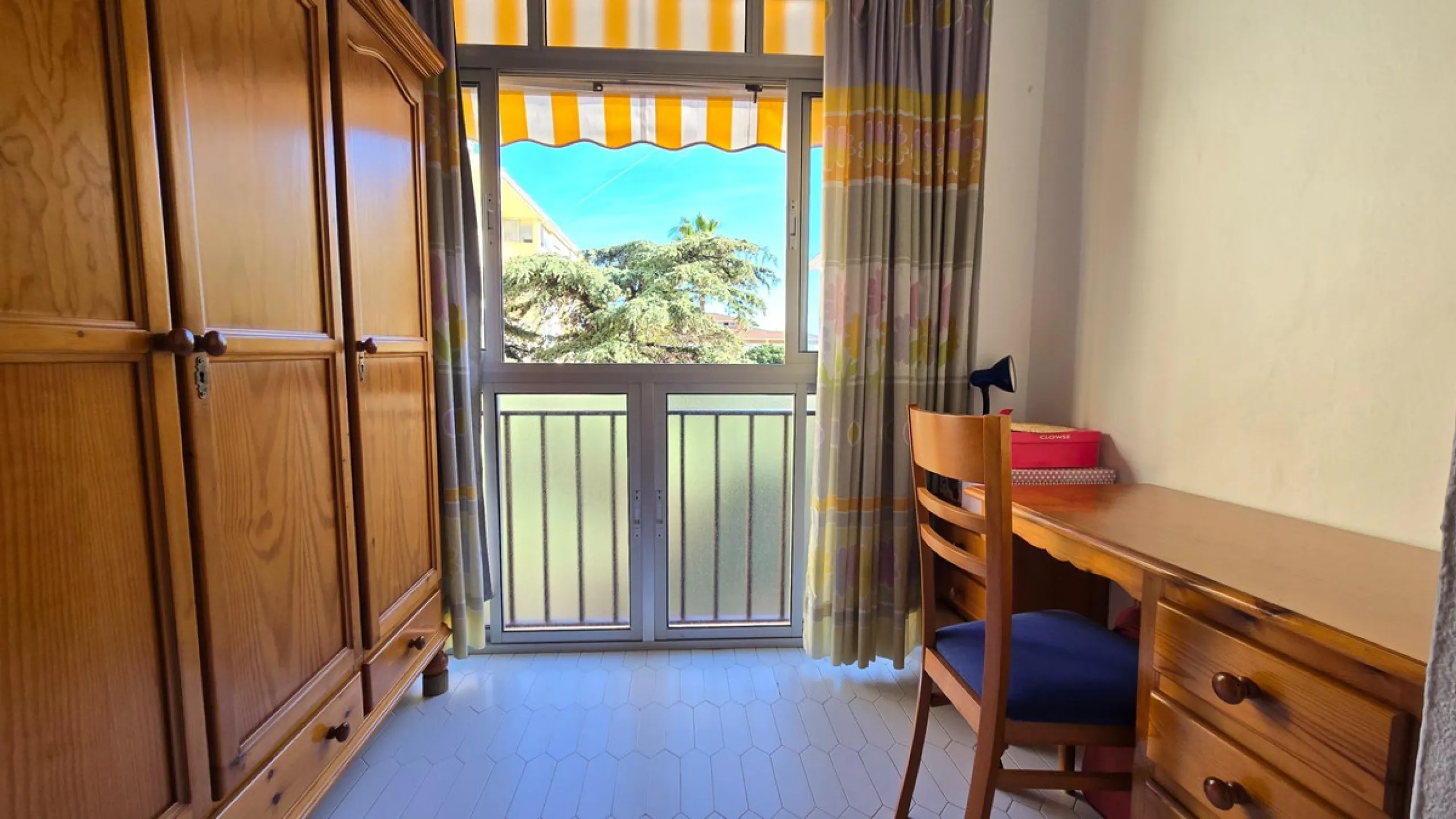 We present this spacious and bright duplex apartment located in the heart of Arroyo de la Miel, Benalmádena.