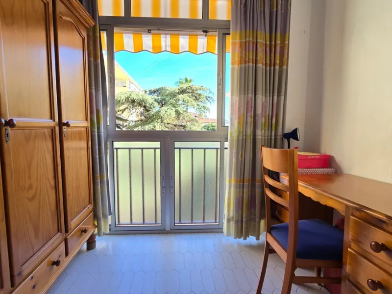 We present this spacious and bright duplex apartment located in the heart of Arroyo de la Miel, Benalmádena.