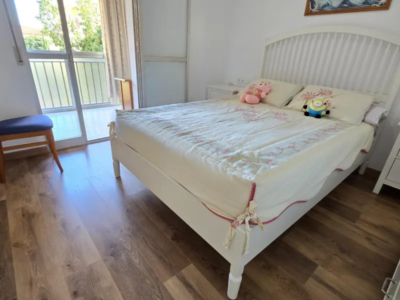 We present this spacious and bright duplex apartment located in the heart of Arroyo de la Miel, Benalmádena.