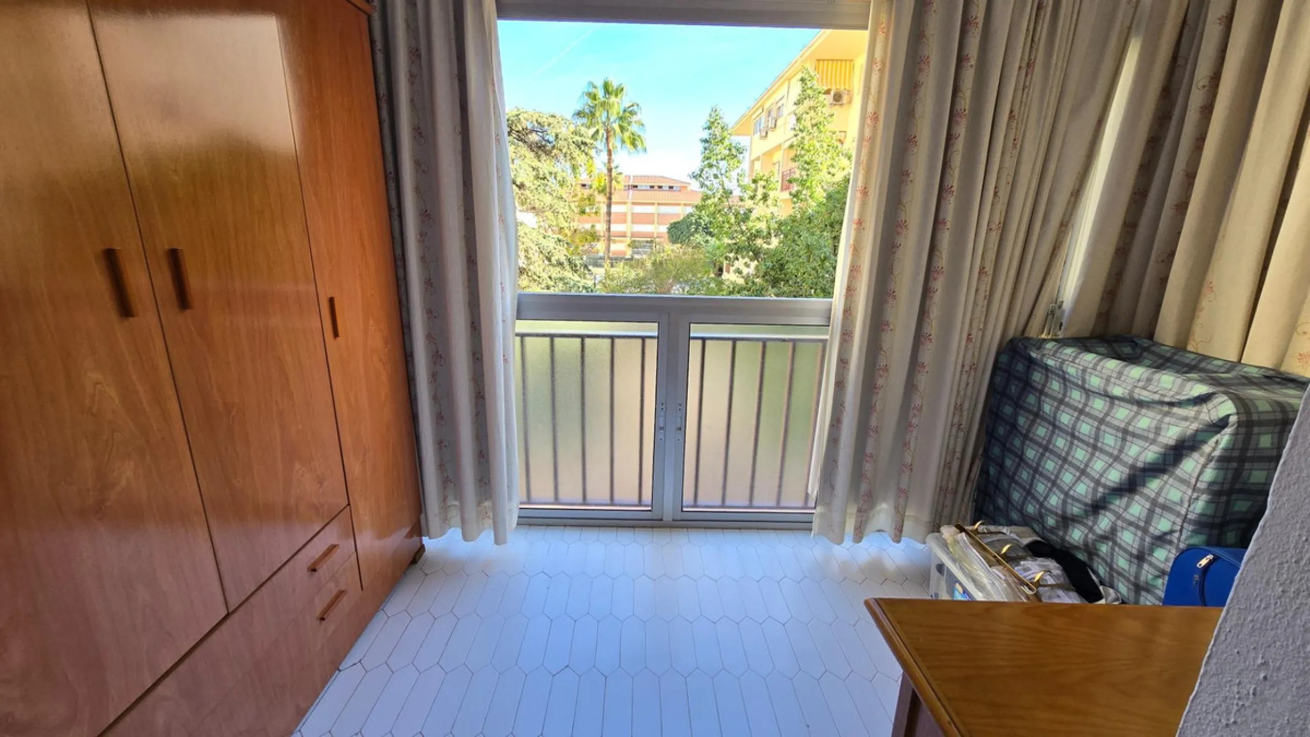 We present this spacious and bright duplex apartment located in the heart of Arroyo de la Miel, Benalmádena.