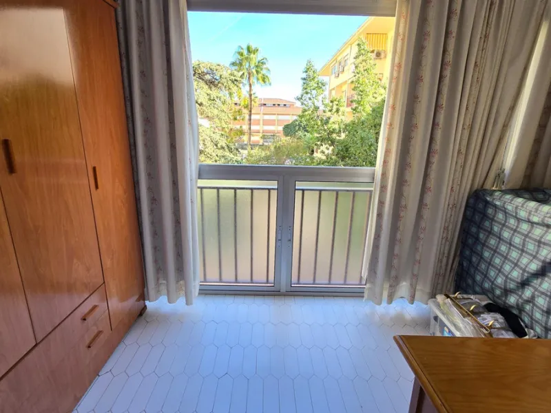 We present this spacious and bright duplex apartment located in the heart of Arroyo de la Miel, Benalmádena.