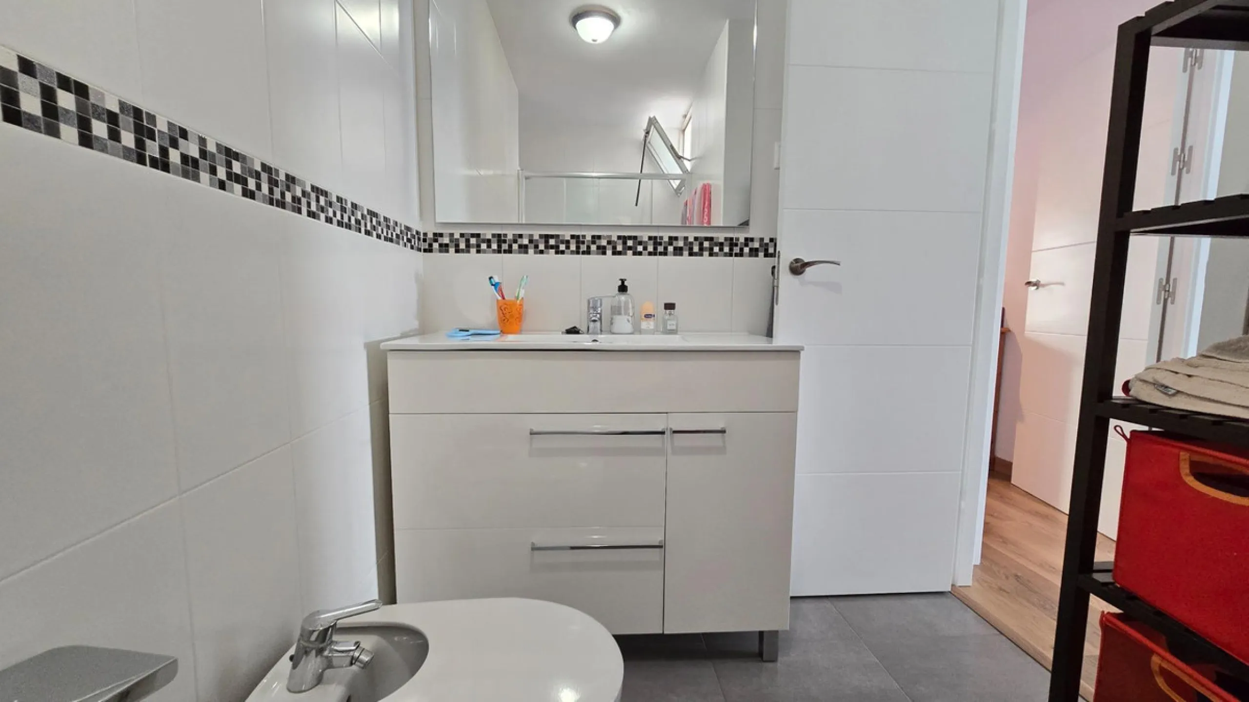 We present this spacious and bright duplex apartment located in the heart of Arroyo de la Miel, Benalmádena.