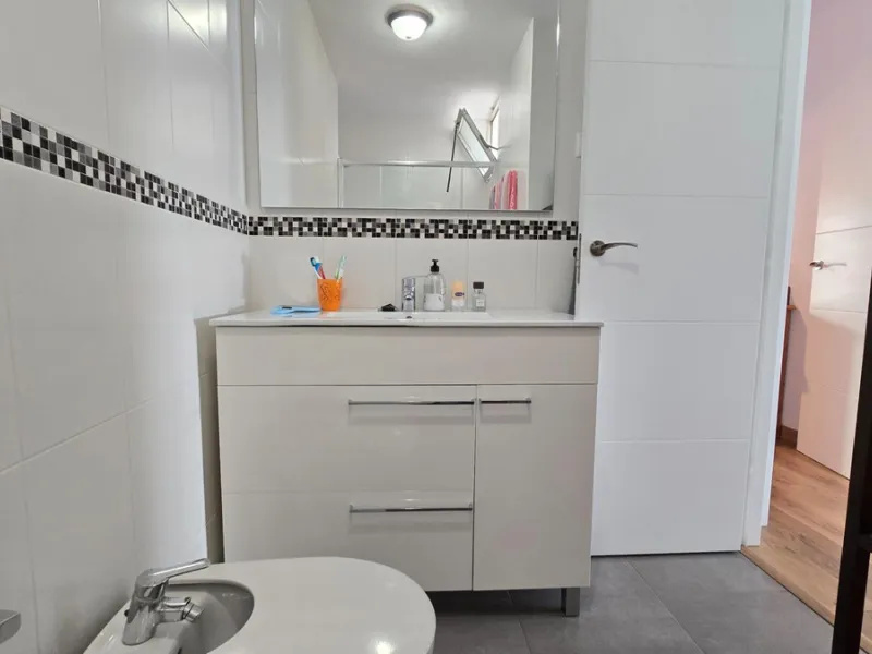 We present this spacious and bright duplex apartment located in the heart of Arroyo de la Miel, Benalmádena.